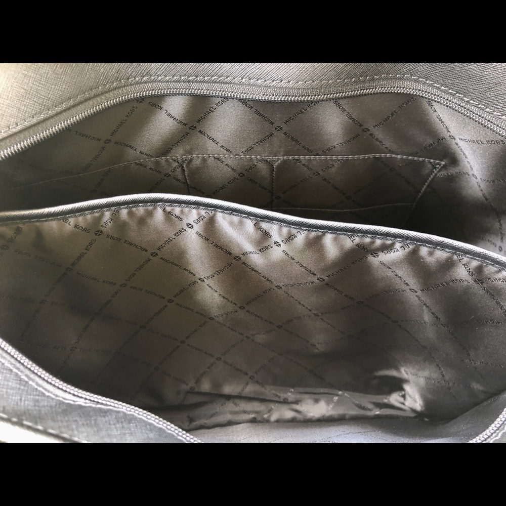 ‼️SALE‼️👜💕- NWT Michael Kors Large Laptop Tote - Picture 4 of 5